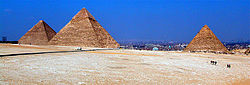 Piramide pri Gizi, od leve: Keopsova, Kefrenova in Mykerinova piramida