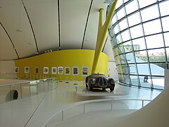 Photographie d'une Auto Avio Costruzioni 815 exposée à l'entrée du musée Enzo Ferrari.