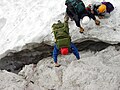 Bergsteiger über der Randkluft des Höllentalferners