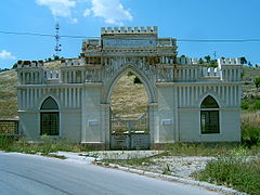 Le portail du cimetière juif de Bitola.