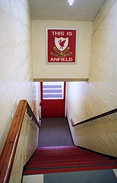 степенице које воде у тунел, изнад тунела је знак са "Ово Је Енфилд" натписом на црвеној полеђини и грбом.