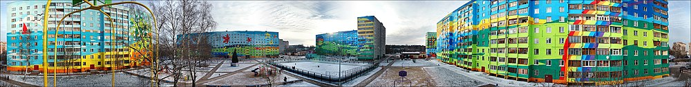 Panorama over een aantal in opvallende kleuren geschilderde huizenblokken in Ramenskoje