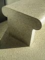Detail: Sitzbank und Bodenplatten aus Granit
