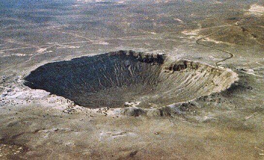 Meteor Crater d'un kilomètre de diamètre résulte de l'impact d'un objet d'environ 45 mètres de diamètre.