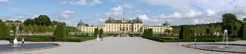 Drottningholms slott, fasad mot väster med barockträdgården och Vattenparterren, augusti 2011.