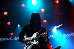 A Guitar One Magazine minden idők 6. leggyorsabb gitárosának kiáltotta ki.[1] Joe Stump egy 2009-es HolyHell koncerten.