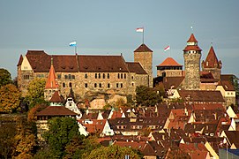 Castillo de Nuremberg (el castillo del Emperador, a la izquierda, y el castillo del Burgrave, a la derecha)