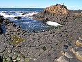 Tardunud basalt Giant Causeways Iirimaal. Näha on püstised praod, mis on ümbritsevate pragudega peamiselt 120-kraadise nurga all. Seetõttu on tekkinud kuusnurksed sambad.