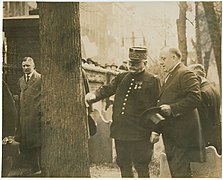 Joffre no túmulo de Benjamin Franklin em 1917