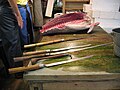 Japannese gereedskap gebruik om groot tuna in filette te sny.