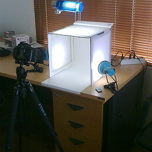A home-made lightbox, designed to produce images with diffuse lighting from all angles