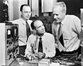 Semeya publicitaria de los llaboratorios Bell p'anunciar la invención del transistor (30 de xunu de 1948), con John Bardeen, Walter Brattain y William Shockley (los trés llograron el Premiu Nobel de Física de 1956).