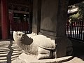 Конфуций ғибәҙәтханаһында гөбөргәйелдә стела (Цюйфу). Чэнъан эраһының 2-се йылы (б.э. 1197 й.)