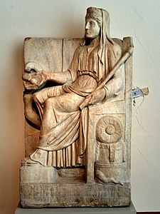 Вотивний рельєф, присвячений Весті. З Риму, Італія. 140—150 рр. н. е. Мармур. Старий музей, Берлін, Німеччина. У написі згадується, що чоловік і його дружина присвятили цю скульптуру богині Весті