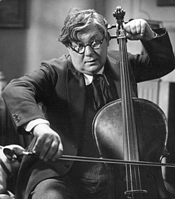 Berglund spelar cello i filmen En melodi om våren (1933).