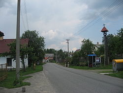 Střed obce s telefonní budkou a zvonicí
