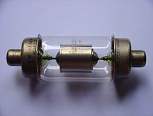 Stakleni valjak zatvoren s obje strane metalnim elektrodama. Unutar staklene cijevi je metalni valjak povezan s elektrodama.