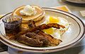 Американски појадок составен од палачинки, јаворов слад, колбаси, сланина на ленти и пржени јајца.