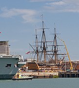 HMS Victory, die vlagskip van Lord Nelson by die slag van Trafalgar (1805) en HMS Ark Royal, 'n moderne vliegdekskip van die Royal Navy