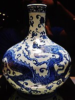 Vaas met vliegende draak, porseleinen vaas met azuurblauw onderglazuur (ca. 1403–1424, Ming-periode)