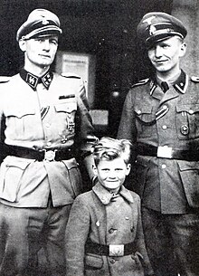 שטורמבנפיהרר אס.אס. שלבורג (משמאל), בנו אלקס, ואונטרשארפיהרר אס.אס. סרן קם, מעוטרים בצלב הברזל, דרגה ב.