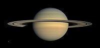 土星と6つの衛星。分点に近づく様相を探査機カッシーニが撮影。 作者：NASA / JPL / Space Science Institute