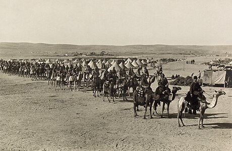 Birinci Kanal Harekâtı'nda Birüssebi'ye hareket eden Osmanlı İmparatorluğu ordusu (1915). (Üreten: American Colony Jerusalem)