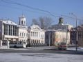 Trolebús (izquierda) y autobús (derecha) en la plaza Lenin de Tomsk.