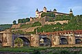 Würzburg: Festung Marienberg mit alter Mainbrücke