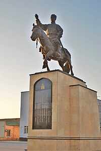 Tượng Sükhbaatar trên quảng trường thành phố