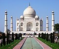 Taj Mahal, në Agra, Indi është mauzoleu më i famshëm në botë.