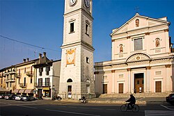 Piazza Dante kasama ang simbahan ng San Michele at kampanaryo.