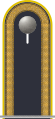 Dienstgradabzeichen und Überziehschlaufe eines Fahnenjunkers auf Schulterklappe der Jacke des Dienstanzuges für Luftwaffenuniformträger