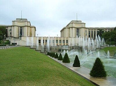 Палац де Шайо, спроектований Луї-Іпполітом Буало, Жаком Карлю та Леоном Азема для Паризької всесвітньої виставки 1937 року