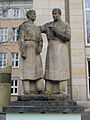 Il monumento-insegnante-studente a Rostock, in Germania, onora gli insegnanti