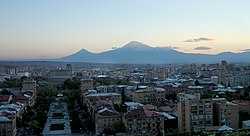 येरवान का विहंगम दृश्य, पृष्ठभूमि में अरारत पर्वत, तुर्की