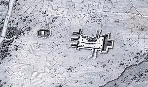 gravure noir et blanc : vue aérienne de champs avec un relevé de plan de temple au centre.