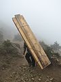 エベレスト登山のベースキャンプへと建材を運ぶシェルパ