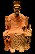 El dios Baal Hammón representado como un hombre de edad en un trono entre dos esfinges.