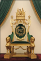 Cifra Imperial de Dom Pedro II do Brasil (PIIJ) em seu Trono, no Palácio de Petrópolis. A letra "J" representa um "i" maiusculo, que significa Imperador.