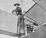 Santos-Dumont nos controles da aeronave.