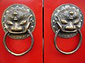Una tradizionale porta rossa cinese con il battaglio a forma di leone guardiano cinese, che assomiglia al numero 8 (buona sorte o fortuna) nella cultura cinese
