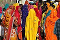 مجموعة من النساء في الهند يرتدون زي الساري.