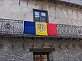 Bandiera ta' Andorra fuq gallarija f'Ordino.