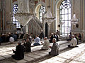 Büyük Mecidiye Camii'nde ibadet eden Müslümanlar