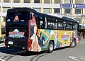 富士急バスの「NARUTO×BORUTO 富士 木ノ葉隠れの里」ラッピングバスのリア画像