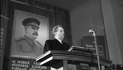 Nikolai Karotamm puhumassa 19. kesäkuuta 1948 Tallinnassa.