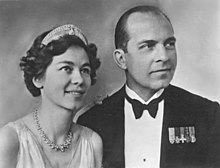Fotografia em preto e branco de um homem e uma mulher. Os pais de Constantino em 1939