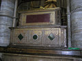 آرامگاه هنری سوم در کلیسا. هنری در سن نه سالگی تاج گذاری کرد
