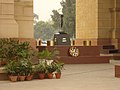 Puerta de la India, en Delhi. Una llama, conocida como Amar Jawan Jyoti ("la llama del soldado inmortal"), se mantiene encendida permanentemente.